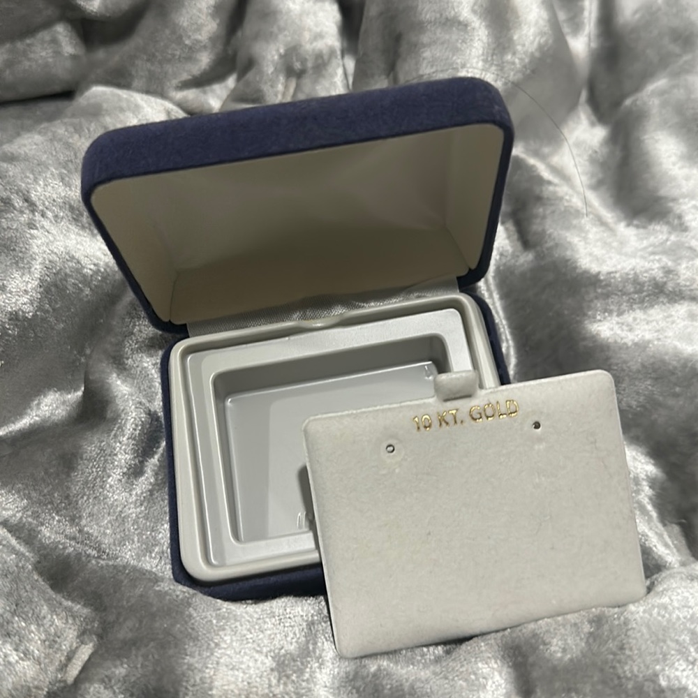 Blue velvet 10k earring box with earring pad